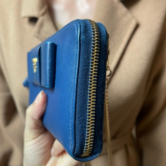 Authentic Prada saffiano leather zip all around wallet (A2055) - Picture 4 of 12